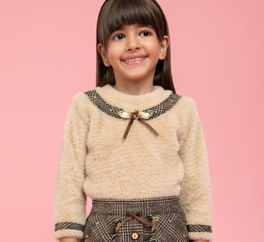 Cosy top with brown checkered skirt