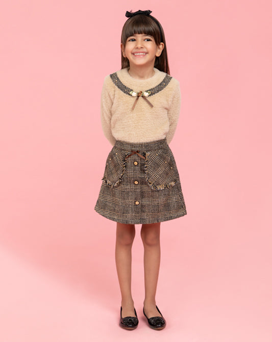 Cosy top with brown checkered skirt