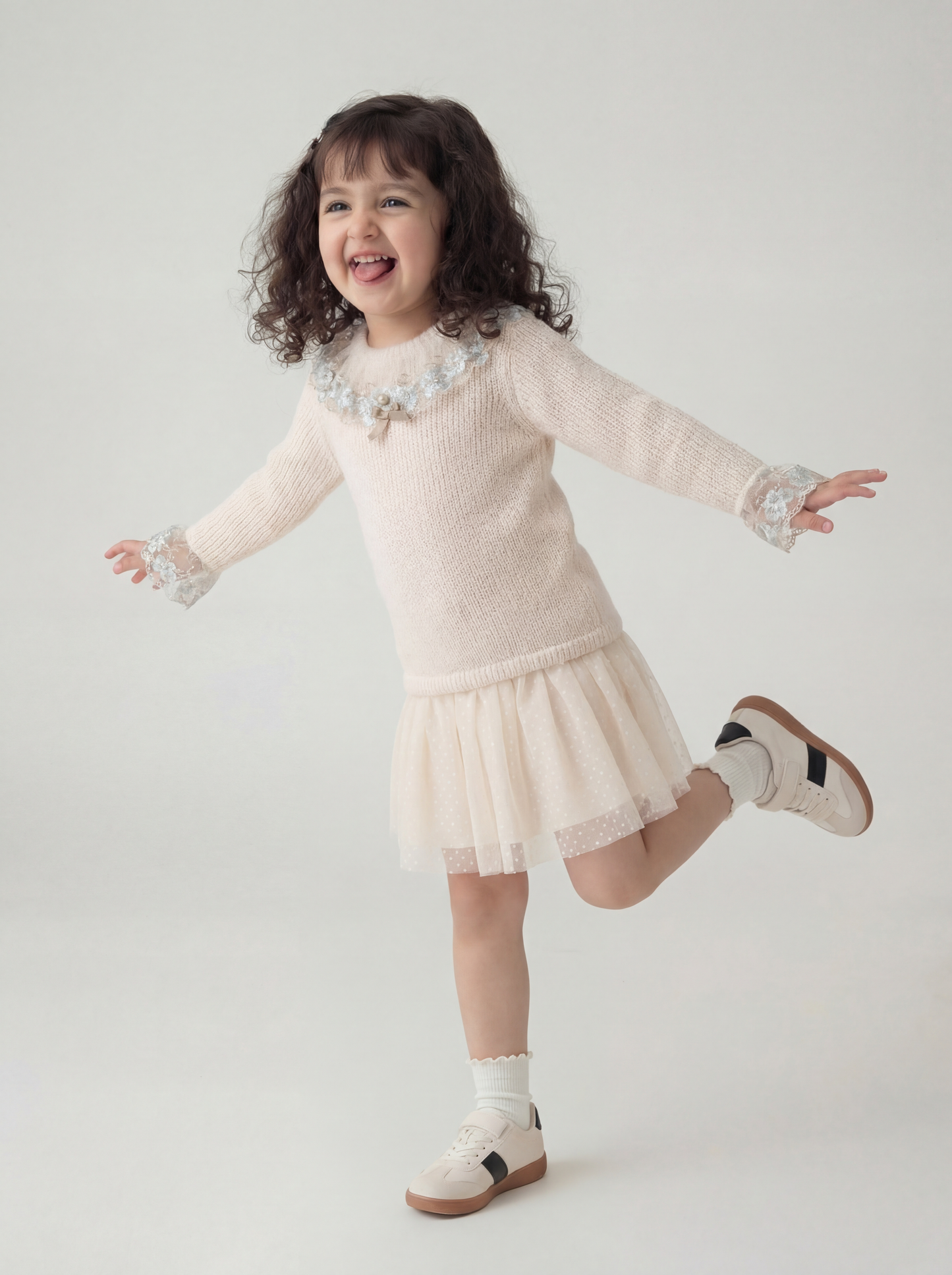 Cream woollen top with lace detailing (048)