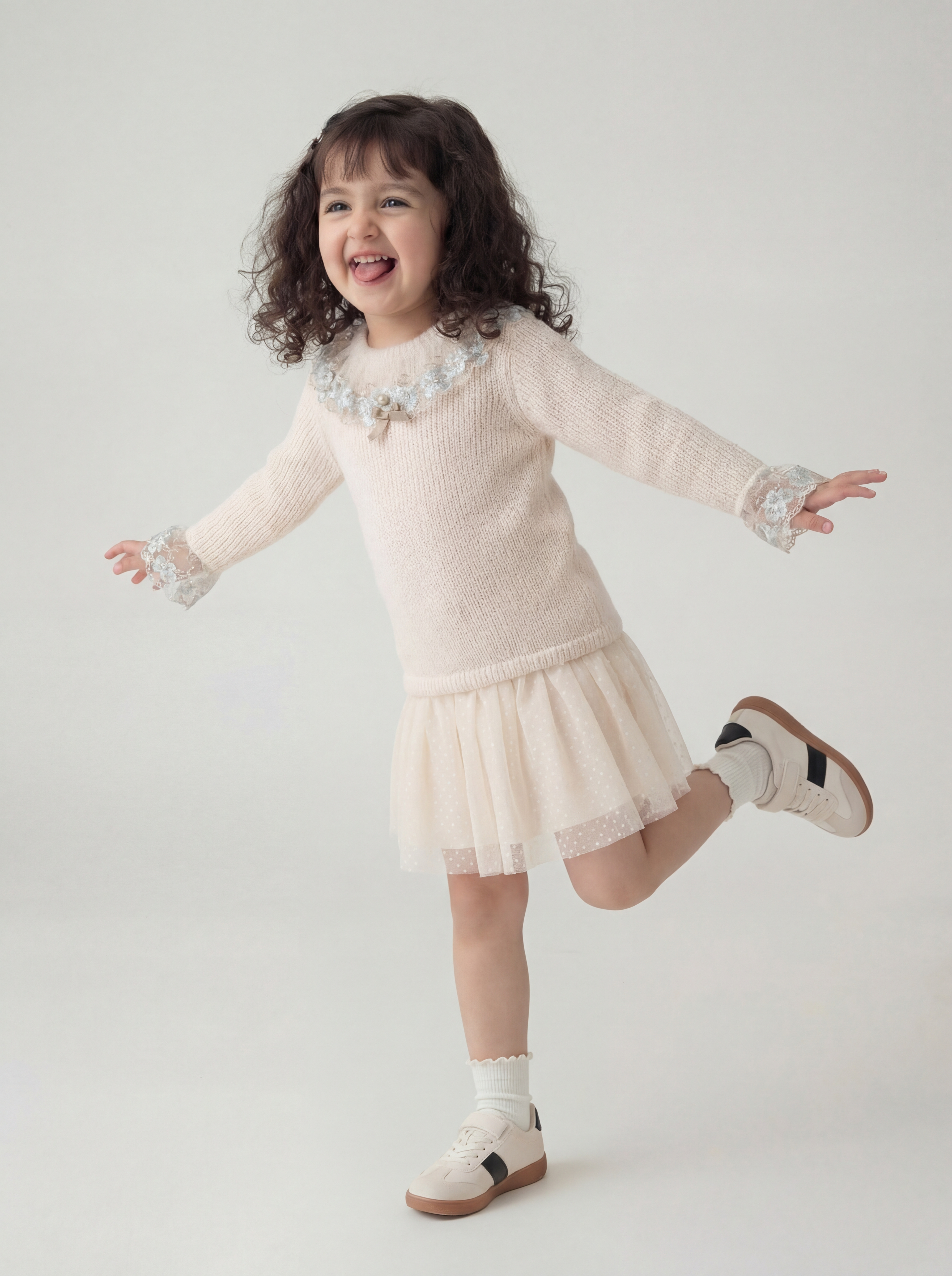 Cream woollen top with lace detailing (048)
